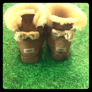 Size 9 UGG boots with knit bow